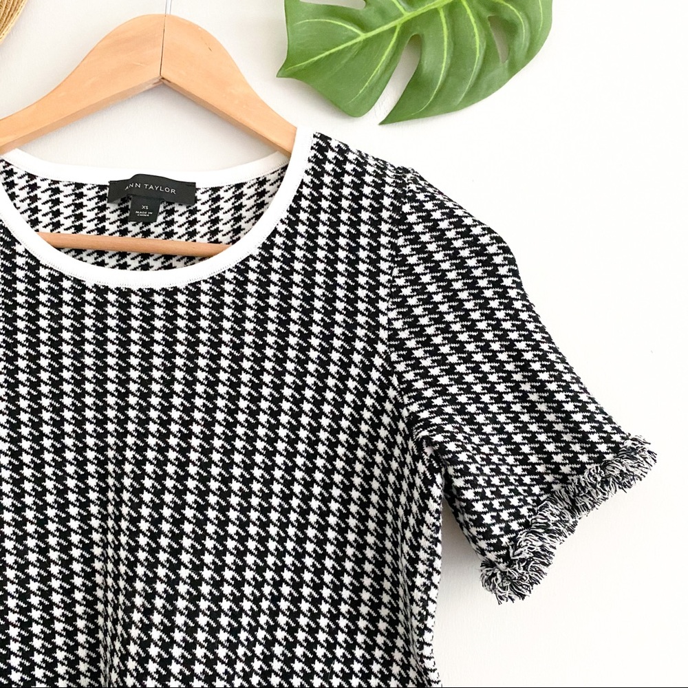 🌻 ANN TAYLOR Black White Print Sweater Fringe Top - Picture 3 of 7